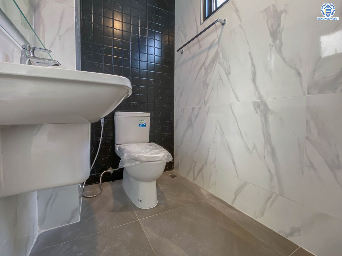 บ้านมือสองตกแต่งใหม่ โครงการ ป.ผาสุก บรมราชชนนี เนื้อที่ 77 ตร.ว. ฟังก์ชันจัดเต็ม 3 ห้องนอน 2 ห้องน้ำ จอดรถได้ 3 คัน บนทำเลศักยภาพ เข้า-ออกได้ทั้งถนนบรมราชชนนี ถนนพุทธมณฑลสาย2 และถนนกาญจนาฯ ใกล้ทางคู่ขนานลอยฟ้าบรมราชชนนี, เซ็นทรัลปิ่นเกล้า และม.มหิดล